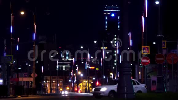 夜晚景观的大城市中心闪耀的灯光和移动的稀有汽车库存录像市中心的道路视频的预览图