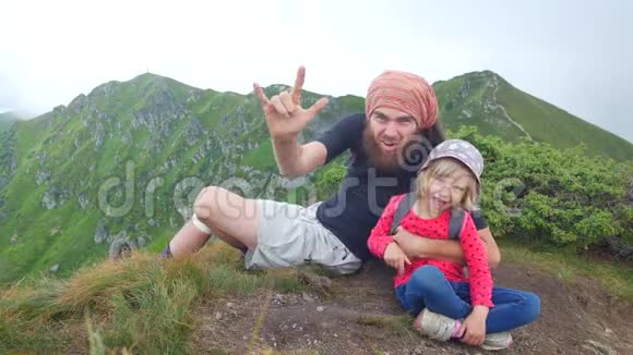 爸爸和女儿为征服顶峰而欢欣鼓舞视频的预览图