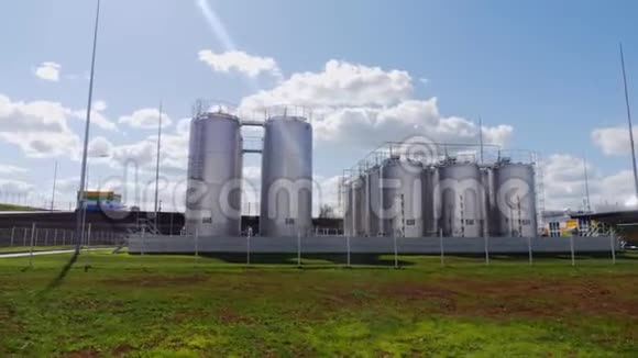 肥料生产综合体过水库运动视频的预览图