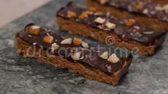 巧克力杏仁黄油蛋白条视频的预览图