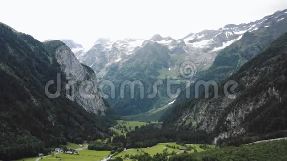 史诗空中广阔的背景拍摄华丽的瑞士阿尔卑斯山雪峰山谷和岩石景观覆盖着树木视频的预览图