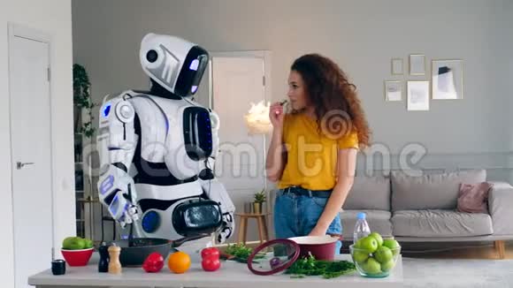 白色机器人和女人一起做饭Cyborg和人类概念视频的预览图