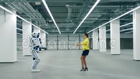 一个女人拥抱遇到她的朋友机器人拥抱它视频的预览图