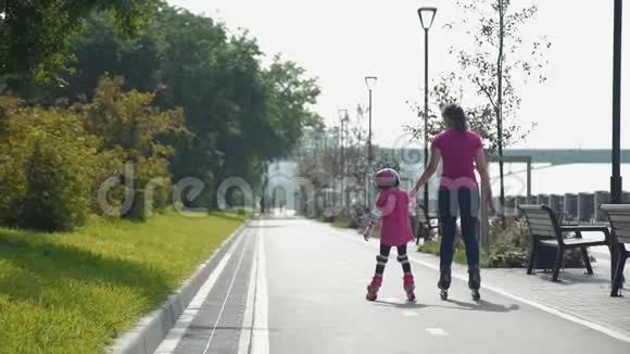 妈妈和女儿去溜冰视频的预览图
