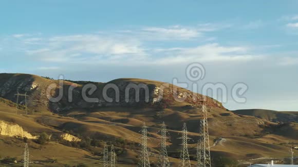 俄罗斯秋高气爽的山坡输电塔视频的预览图
