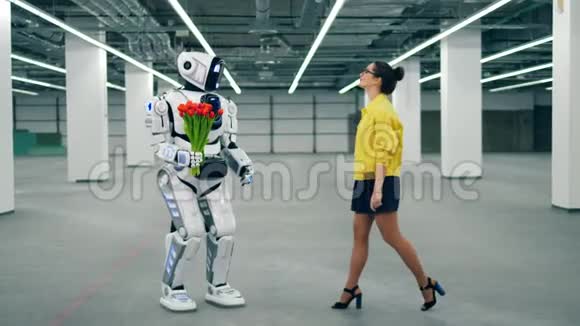 白色机器人给女人一束郁金香视频的预览图