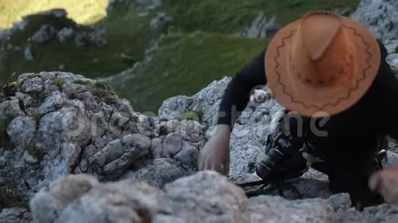 一个戴帽子的人爬山视频的预览图