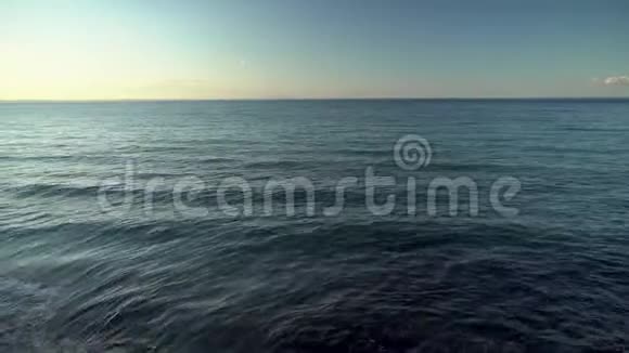 地中海的潮汐有波浪的深海视频的预览图