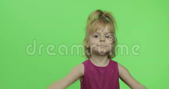 穿紫色衣服的女孩生气了露出拳头四岁的孩子色度键视频的预览图