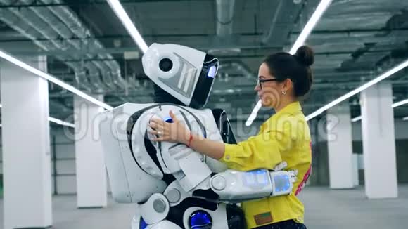 一个机器人和一个女人跳舞而她和它说话视频的预览图