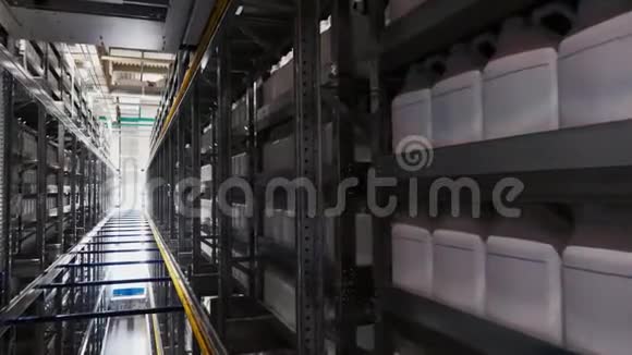 仓库里装有化肥的罐视频的预览图