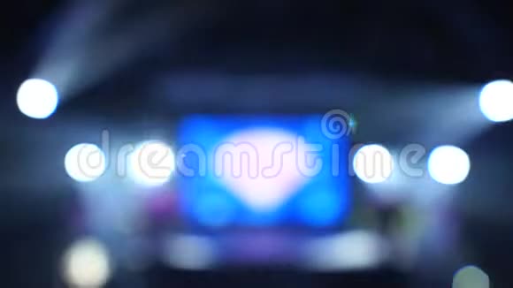 为派对提供明亮的蓝色舞台灯光视频的预览图