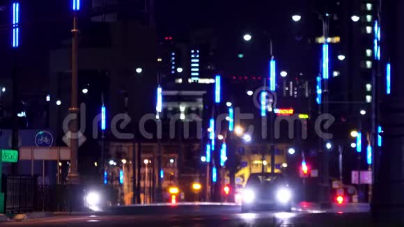夜城叶卡捷琳堡的街道明亮的建筑灯光和维索斯基摩天大楼库存录像很多车视频的预览图