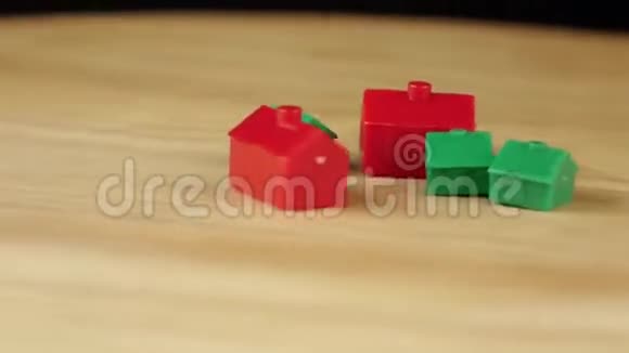 迷你马红绿在木制平台上360度旋转视频的预览图