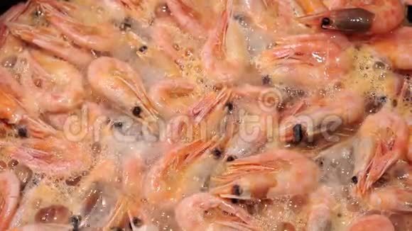 煮虾特写背景油炸炖海鲜视频的预览图