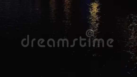 夜间池塘暗水面的特写城市灯光的反射概念美丽的夜景视频的预览图