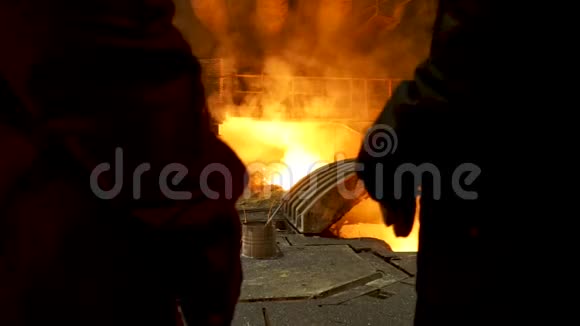两台炼钢厂铸锭后视图站在热厂电弧炉前冶金视频的预览图
