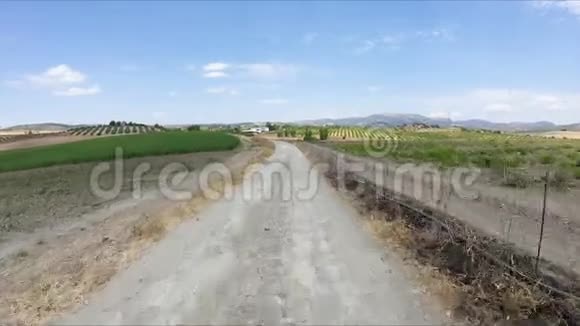 穿过AlcalalaReal旁边农田的土路视频的预览图