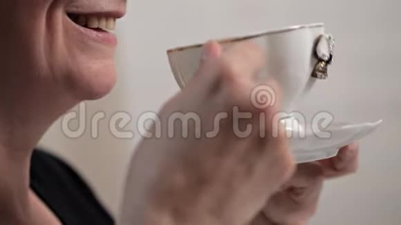 一个黑发女人手里拿着一杯咖啡的肖像咖啡香气清晨苏醒视频的预览图