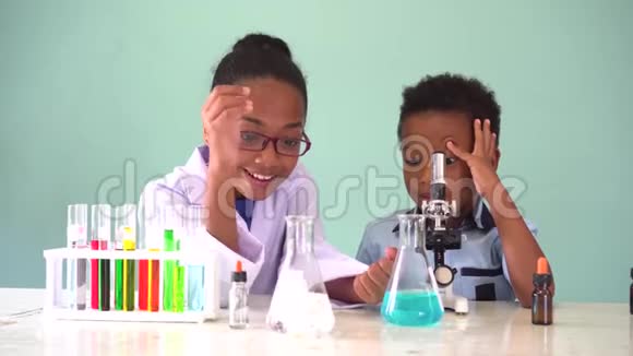 两个非裔美国混血儿测试化学实验视频的预览图