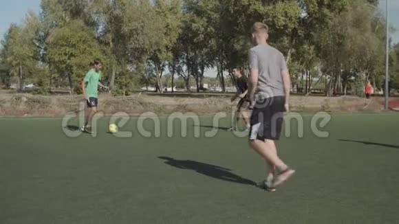 街头青年足球运动员攻击对方球队视频的预览图