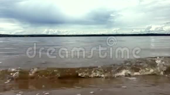 河上的波浪视频的预览图