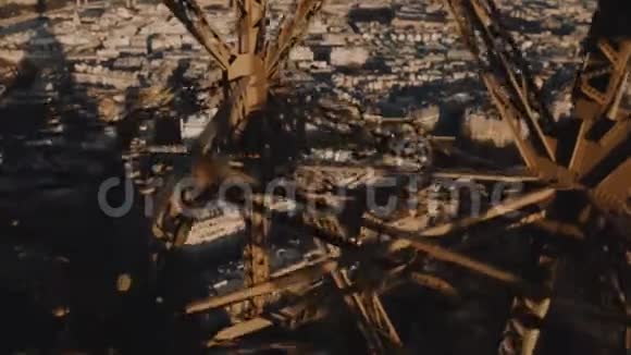 美丽的电影背景巴黎埃菲尔铁塔内的摄像机正在钢结构的电梯上移动视频的预览图