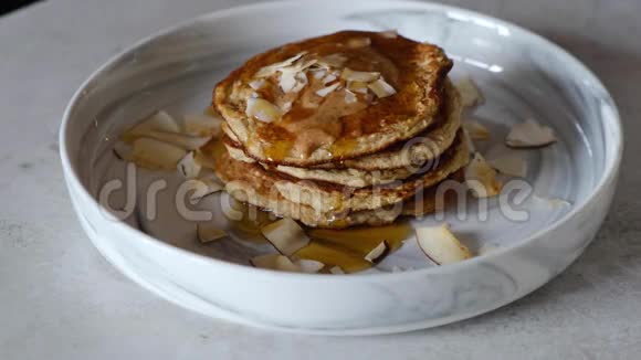 在自制健康煎饼上倒入枫香糖浆视频的预览图