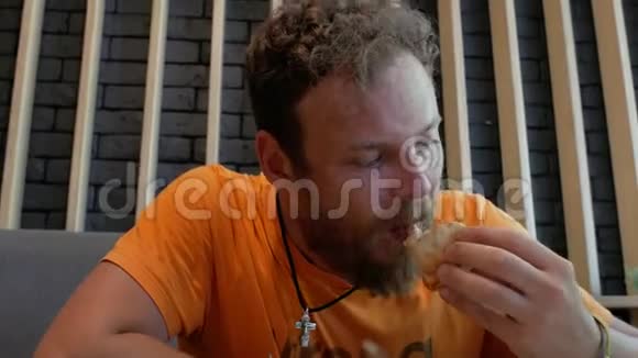 有胡子的家伙吃披萨把目光转向相机4k4k视频视频的预览图