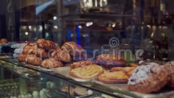 新鲜烘焙的牛角面包和各种美食烘焙在巴黎面包店出售快关门传统法国菜视频的预览图