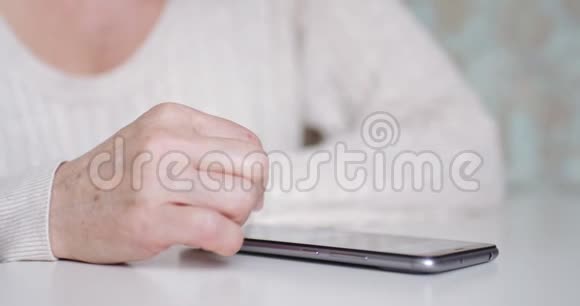 女人用智能手机手视频的预览图