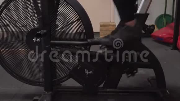 腿部在健身房做空中自行车运动视频的预览图