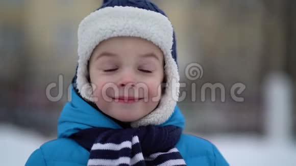 冬天森林里可爱的四岁男孩画像视频的预览图