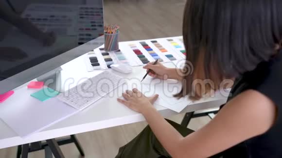 创意设计师在工作台纸上绘制新创意视频的预览图