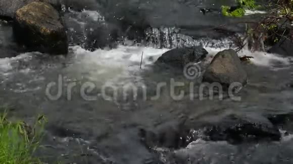 乔治娅温菲尔德斯科特湖在一条小溪的岩石上流动的近水视频的预览图