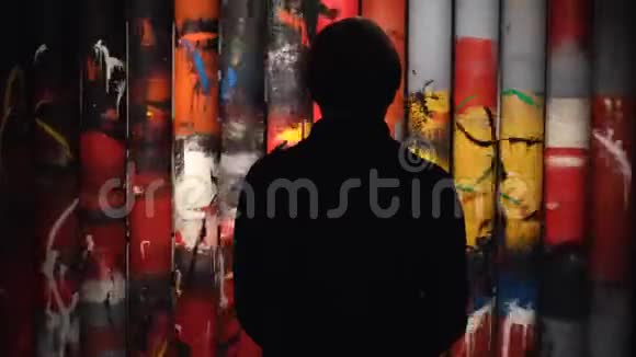 从人的背后看现代艺术博物馆里旋转着的彩色画概念视频的预览图