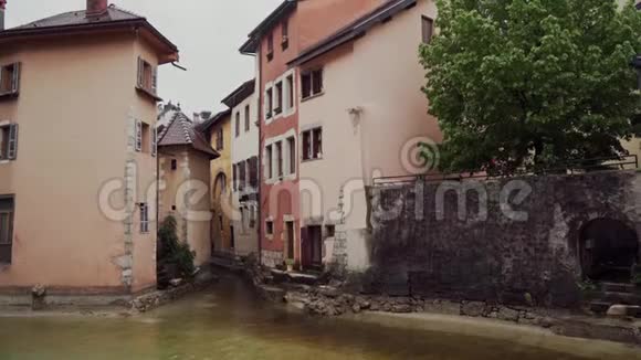 狭窄的街道有五颜六色的历史房屋和运河之间的房屋在法国安纳西视频的预览图