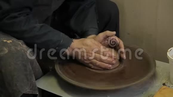 陶工的老人用泥做花瓶视频的预览图