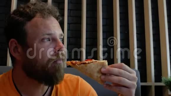 留胡子的家伙咬着热比萨饼皱着眉头4k4k视频视频的预览图