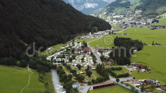惊人的空中拍摄美丽的高山露营地点和河流徒步在恩格尔伯格瑞士阿尔卑斯山视频的预览图
