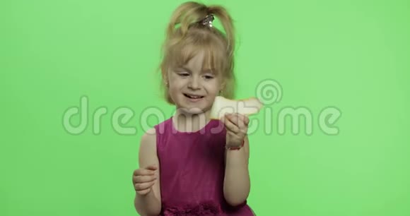 穿紫色衣服的女孩吃甜瓜快乐的四岁孩子色度键视频的预览图