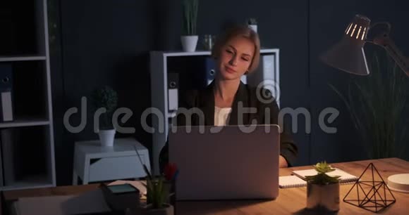 女商人工作到深夜在办公室里伸懒腰视频的预览图