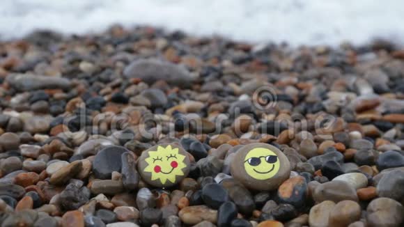 卵石滩上快乐的笑脸视频的预览图