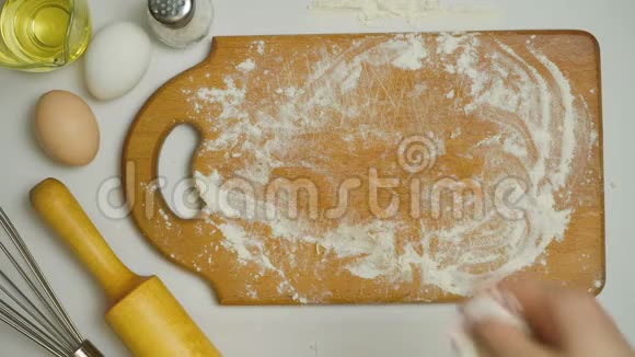 女人在厨房揉面团视频的预览图