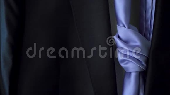 男性夹克搭配紫色领带商业概念和官方活动行动贴身时髦的蓝色男士套装配一件视频的预览图