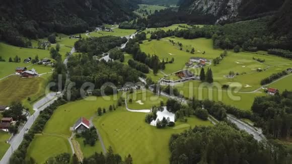无人机从高山草地和小屋倾斜以揭示史诗般的雪峰岭在瑞士阿尔卑斯山视频的预览图