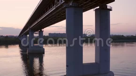 车在镜城河上的桥上行驶日落背景下驾驶桥上的汽车行驶视频的预览图