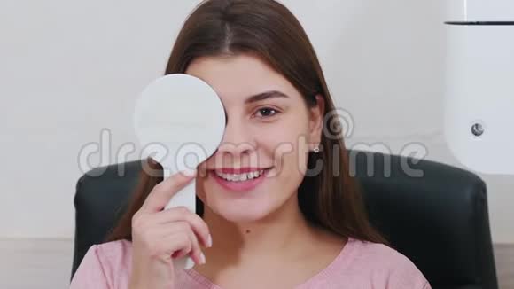 眼科治疗年轻女性检查她的视力用眼罩闭上眼睛说什么视频的预览图
