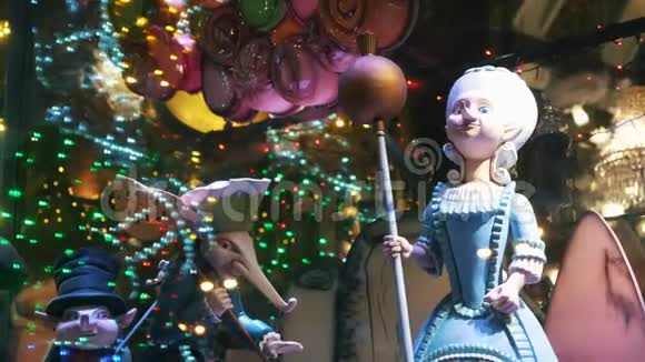 在商店橱窗里旋转的圣诞精灵的华丽形象概念美丽的圣诞视频的预览图