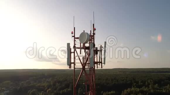一个农村地区的电信塔周围的空中射击视频的预览图